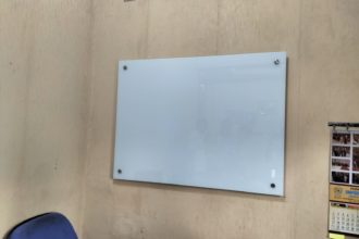 Glassboard 90x120 Gantung Kantor Advokat